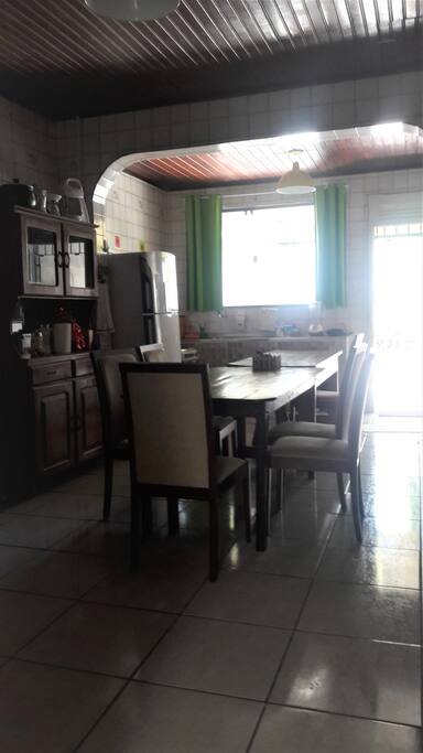 Cozinha ampla.