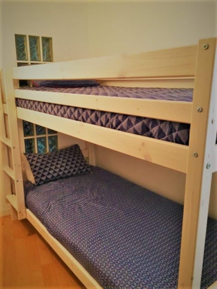 Bunks Beds, katanggap - tanggap para sa taas ng may sapat na gulang, ito ang "ikatlong silid - tulugan". Tandaang maliit na kuwarto ito. Tanungin kung kailangan mo ng higit pang impormasyon.