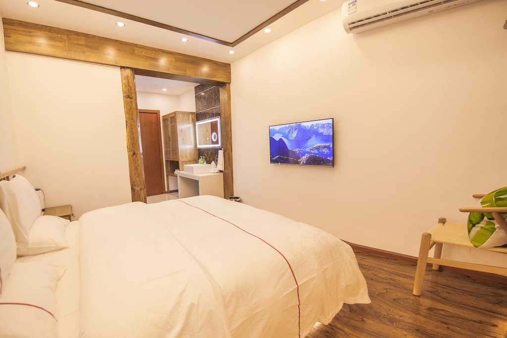 隐竺雨舍温馨阳光大床房,提供免费普洱茶。可住2位房客。
There is a warm and sunny bed room, which provides free Pu'er tea. 2 people can live.
은축사 햇볕대침대 무료 보이차를 제공합니다.주택 두 분 에 거주할 수 있다