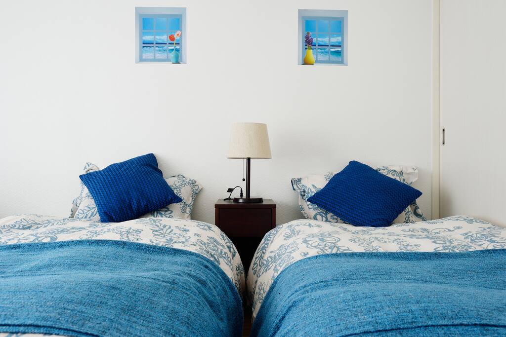Bedroom with 3 single beds