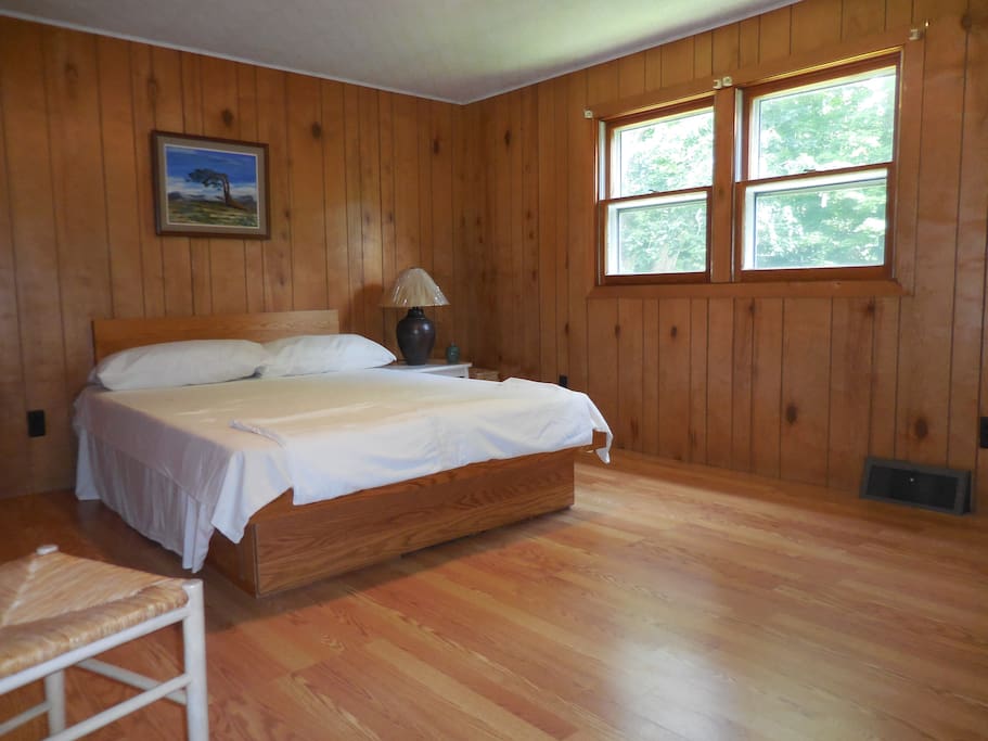 queen bedroom