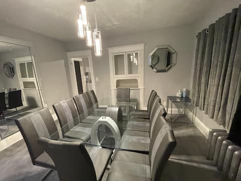 Newly Renovated 2 Floor Apartment Getaway 6Rm 7BED