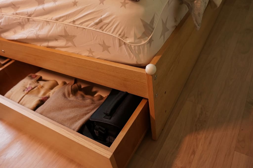 bed has 3 drawers