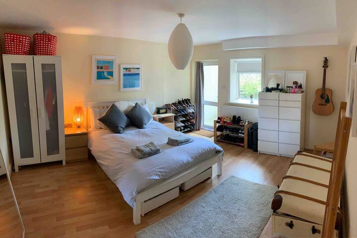 Chumba kikubwa cha kulala kilicho na taulo kwa ajili ya ukaaji wako na Redio ya kidijitali ya Roberts