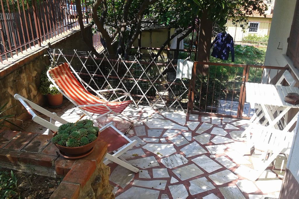 giardino esterno ingresso appartamento