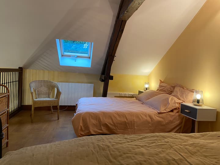 חדר שינה 2 
בקומת ביניים 
מיטה 140 ס"מ.