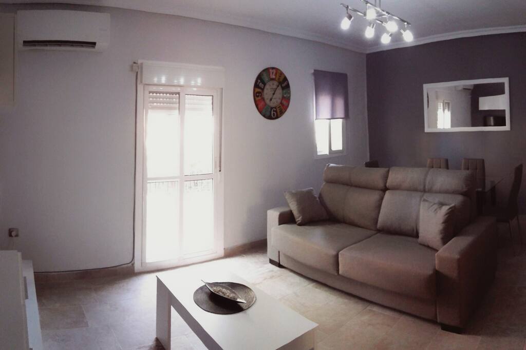 Salón comedor, con sofá-cama para dos personas, aire acondicionado frio/calor, televisión de 39' con Smart TV, WI-FI 50 Mb y terraza.