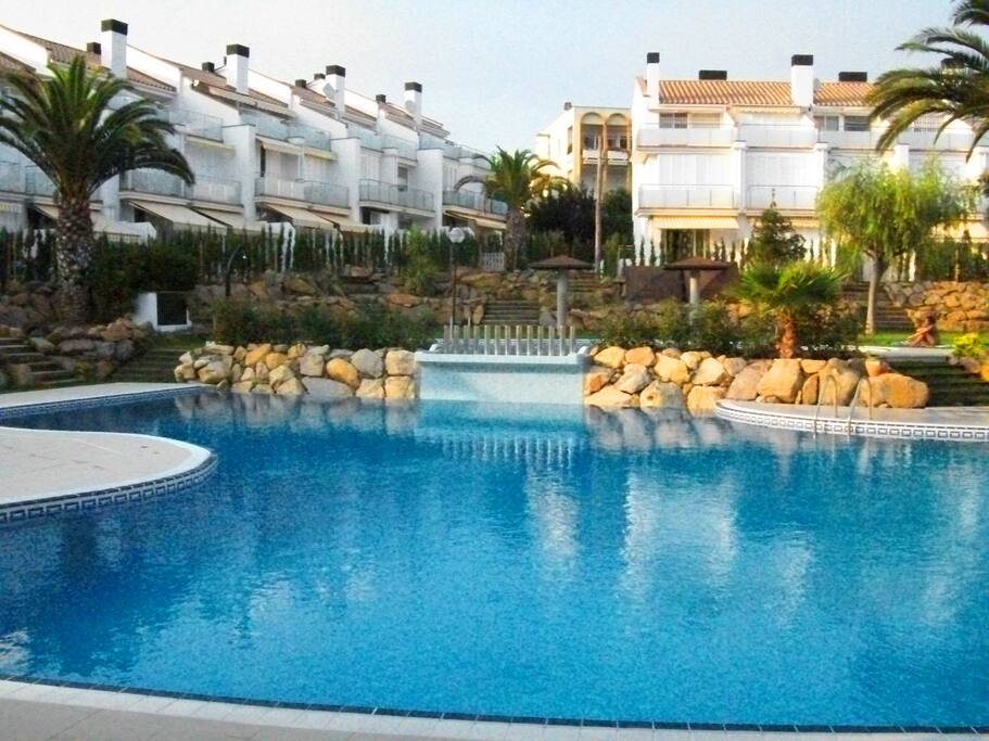 Piscina para mayores y otra para pequeños
