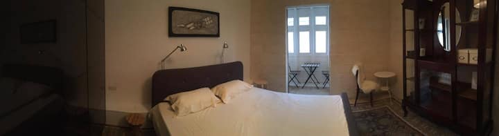 Habitación principal con balcón