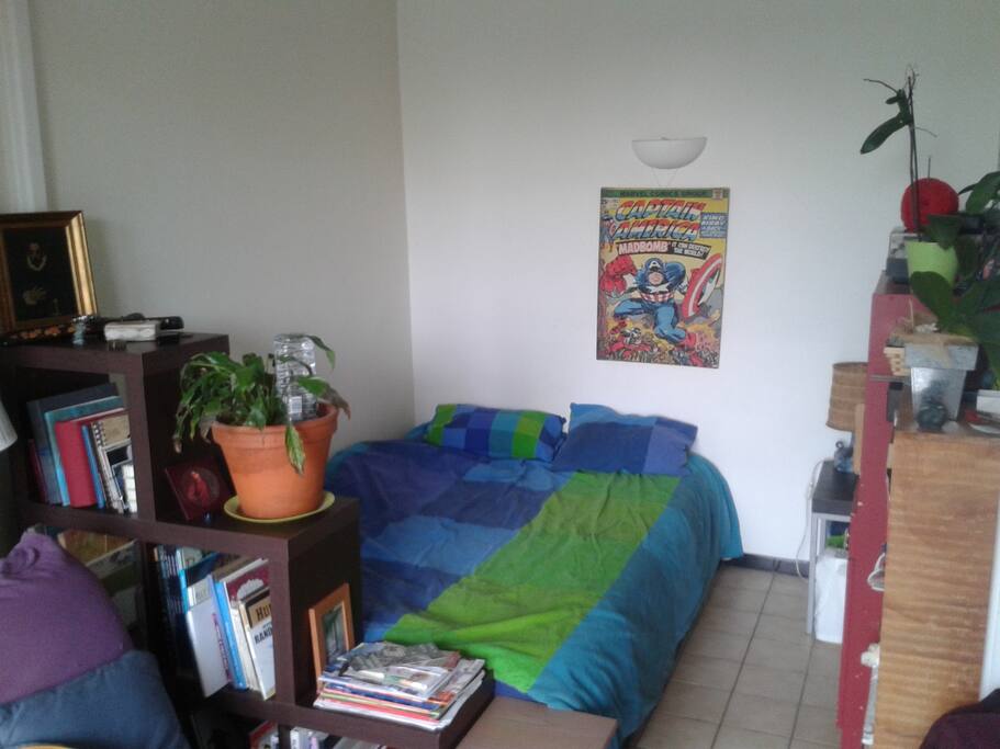 Mon coin chambre avec une étagère en escalier pour faire une légère séparation sans couper la lumière et l'espace.
