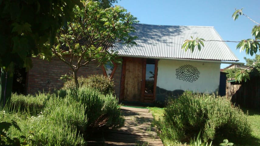 Cabaña Rústica con jardín. Muy luminosa!