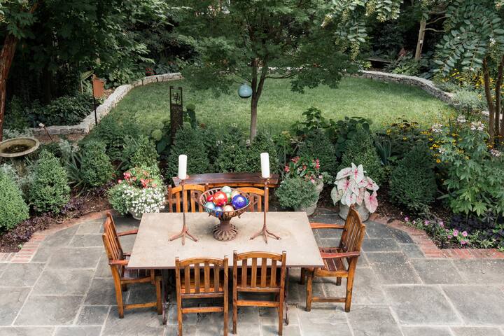 Luxe Comfort in an Artistic & Historic Home gallery image 3