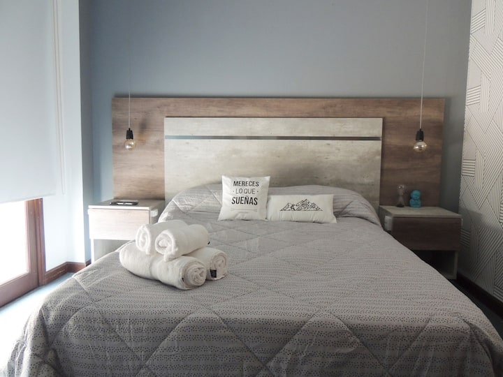 Chambre avec lit double et salle de bain attenante