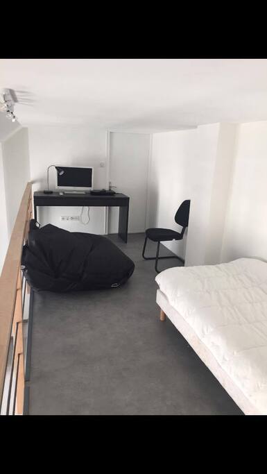 Mezzanine qui comprend un espace bureau et un lit d'appoint si besoin