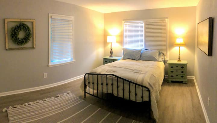 Dormitorio 1 con una cama tamaño queen.