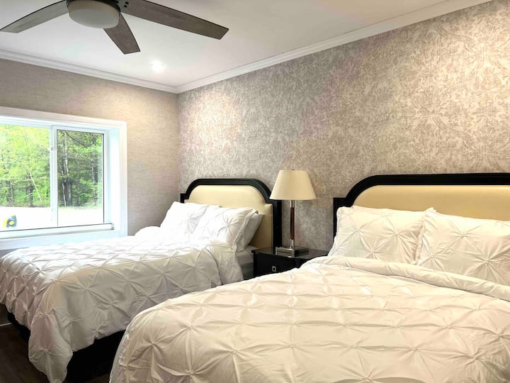 5 out of the 10 bedrooms are setup the same, each with two double beds and an attached full 3 piece bathroom! 