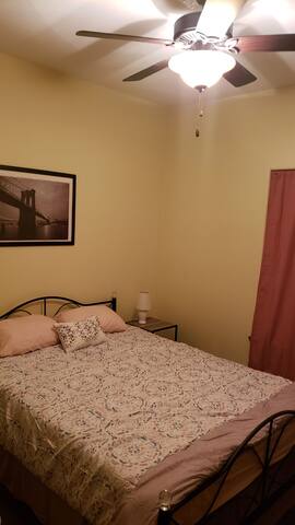 Tranquilo cuarto en apartamento. Baño privado