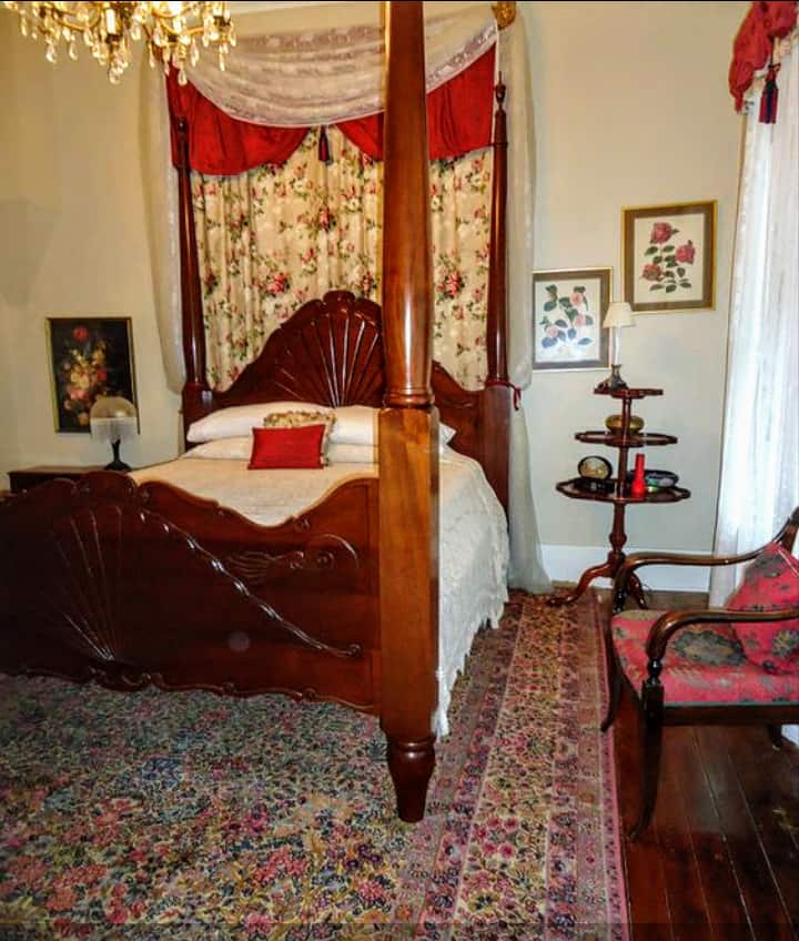 Downstairs Opal Room with a Queen size bed plus Private Bath, Cable TV & WIFI.  Full Southern breakfast included.

$99 per night plus 9% local hotel tax.  



