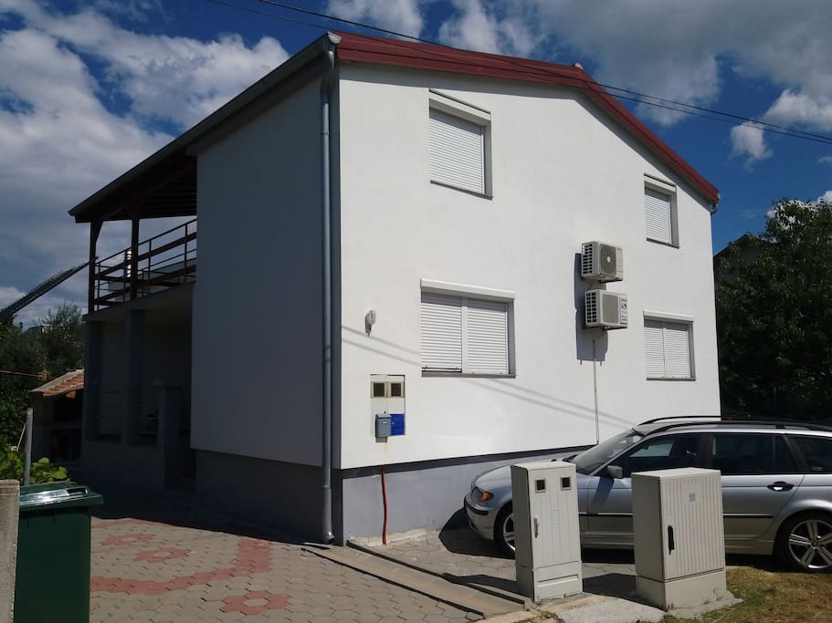Pogled na apartmane i parking ispred apartmana