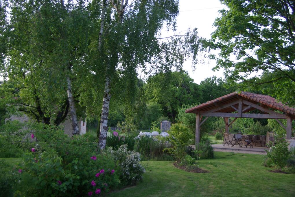 le préau au bord de la mare aux grenouilles