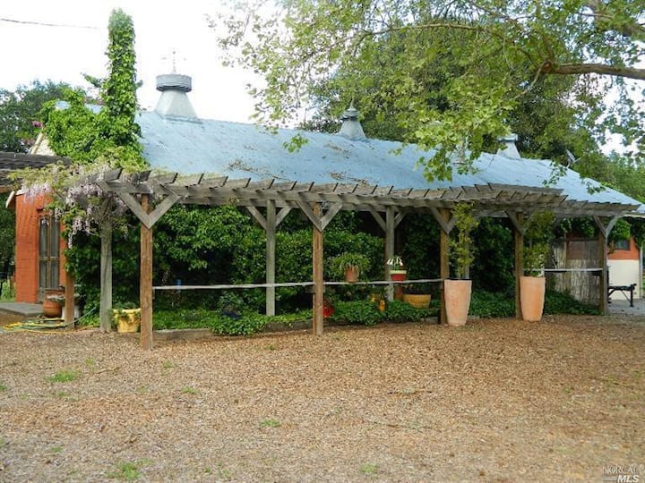 Enriquez Estate Wine Cottage Guesthouses for Rent in Forestville