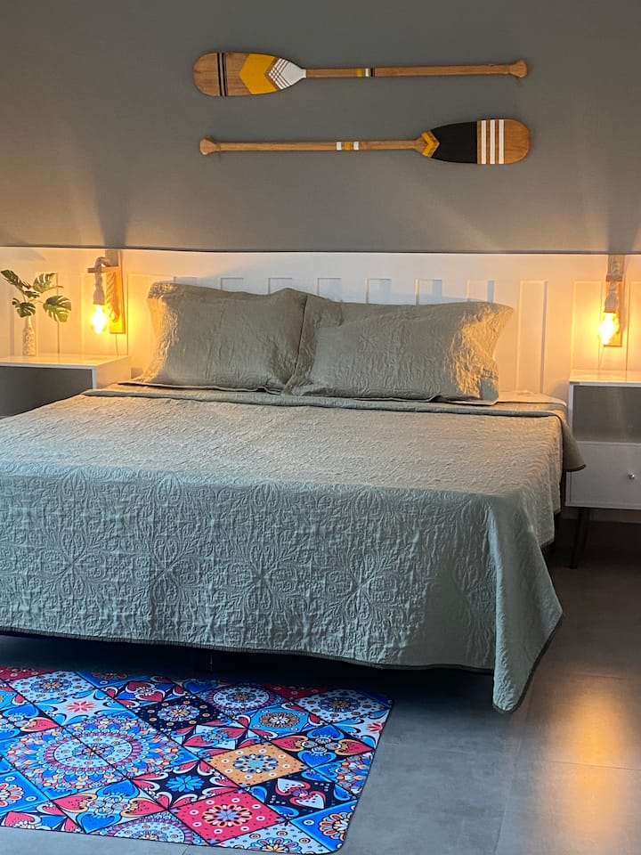 سرير كوين في الجناح الرابع، شرفة ذات إطلالة أمامية على البيت مع أرجوحة شبكية، ومكيف هواء 