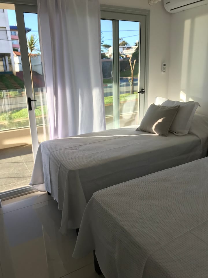 מקום לשני אורחים, עם ארון, מיזוג אוויר ויציאה למרפסת עם נוף לים. 