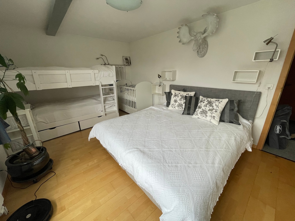 Dormitorio con cama con somier