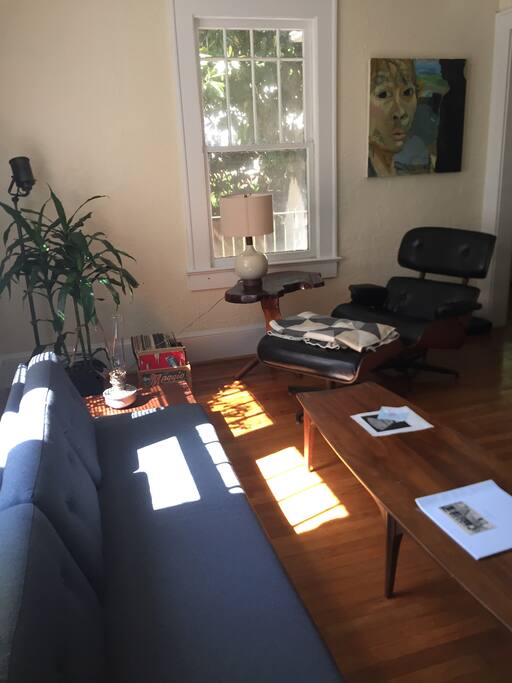 Living room equipped with a sound system.