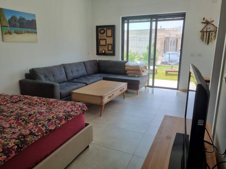 Master Suite 2 
Manželská posteľ plus obývacia izba ( môže byť prepojená s manželskou posteľou) a východ do súkromnej záhrady s výhľadom na pohorie Naftali 