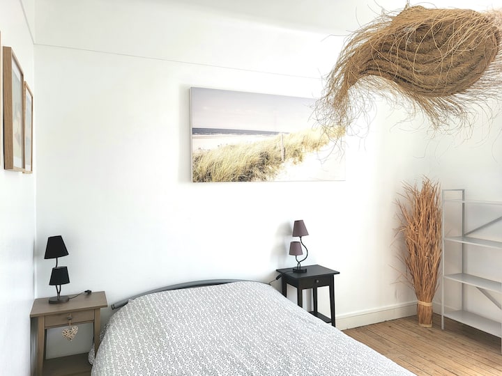 Dhomë e madhe me drejtim nga perëndimi, me 140 krevate.