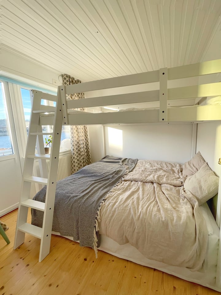 מיטת קומתיים עם תחתית 160 ס"מ ומיטת קומתיים עליונה בגודל 140 ס"מ. 