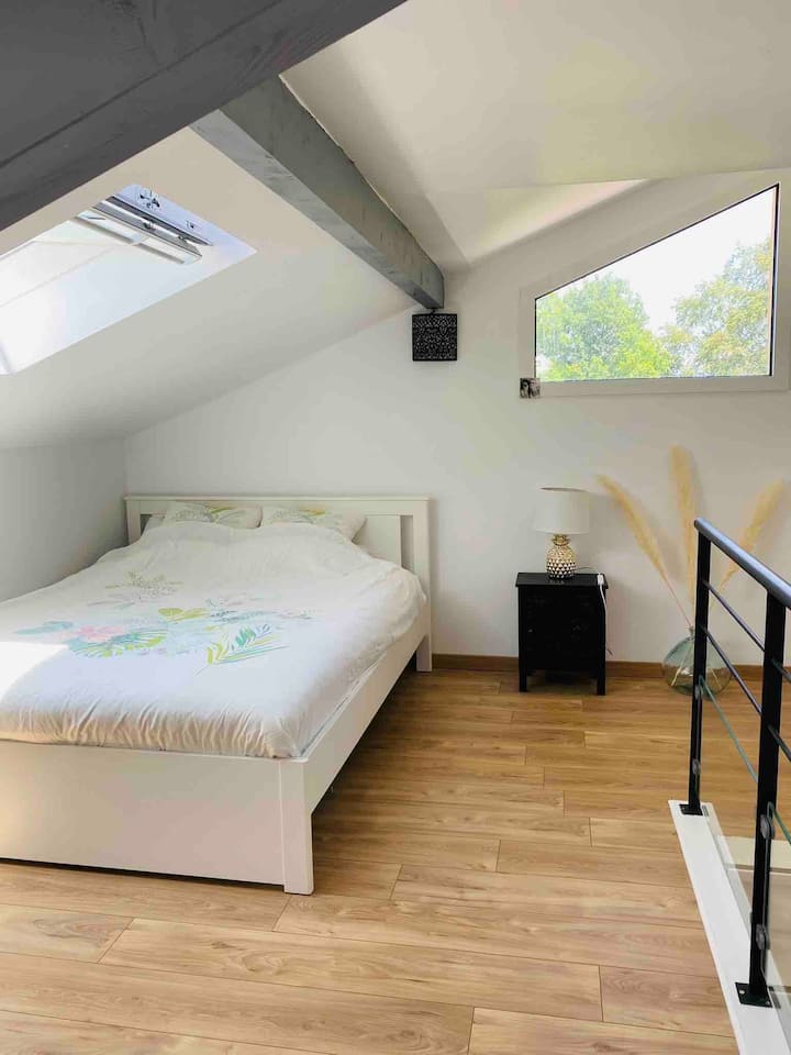 Cama tamaño queen en un área de estudio separable de la casa 