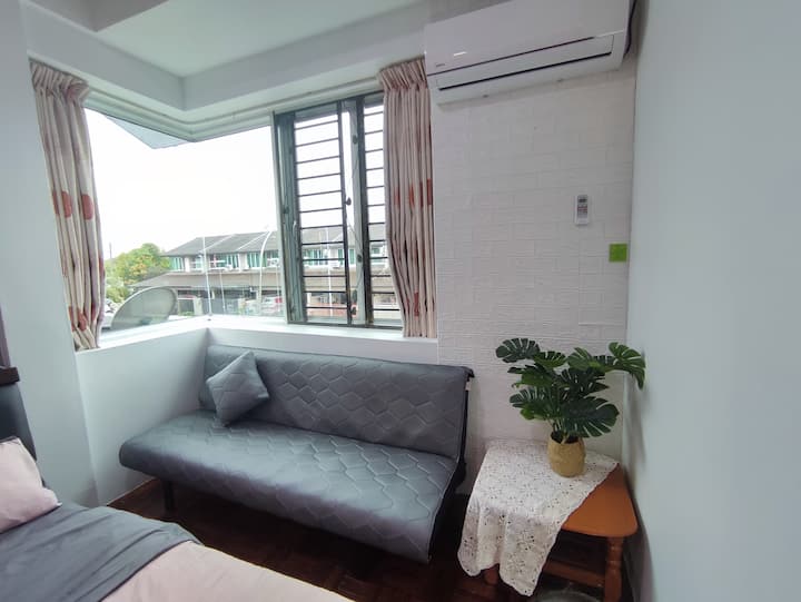 Ოთახი 1
Კონდიციონერი
1 საწოლი ორადგილიანი კუთხით
Გარდერობი (პირსახოცები, საკიდები)
Პროექტორი
Სარკე
Გასაშლელი დივანი

Ოთახი 1
Aircom
1 საწოლი 15 × 203 სმ
Კარადა (პირსახოცი, საკიდი)
Პროექტორი 
Სარკე
Დიფაბეტი
