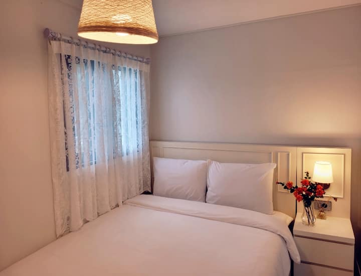 Le lit est une taille queen, et la table de chevet est un type à deux tiroirs, ce qui le rend pratique pour gérer vos effets personnels.

Il y a une armoire intégrée en face du lit.

Un climatiseur est installé. Vous pourrez vous reposer confortablement avec un éclairage subtil.



Chambre 2