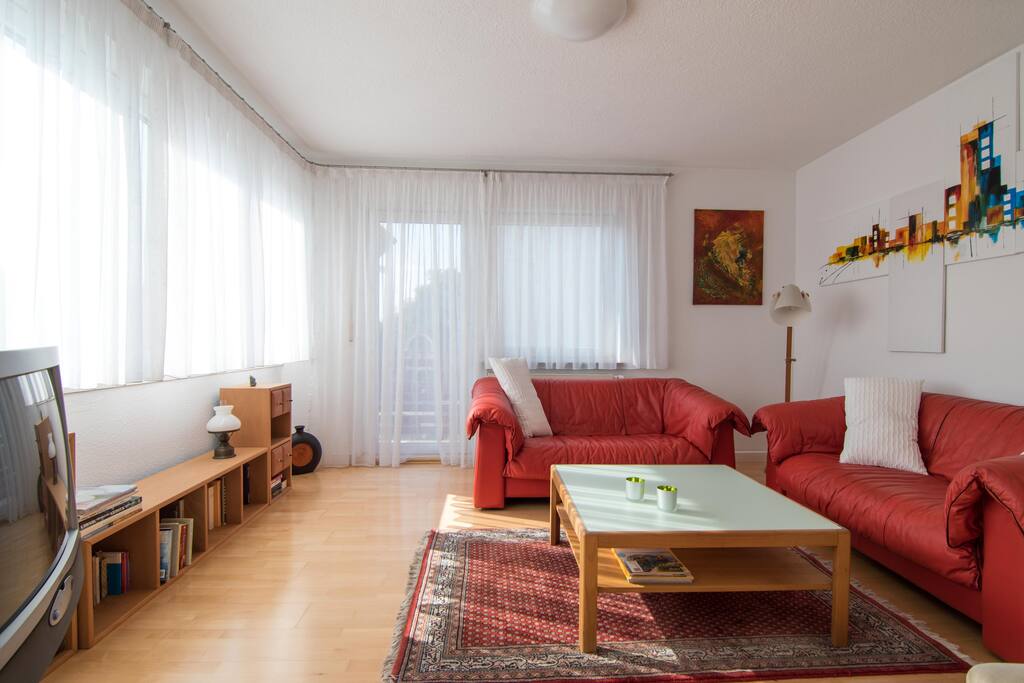 Wohnzimmer mit gemütlichem Sofa