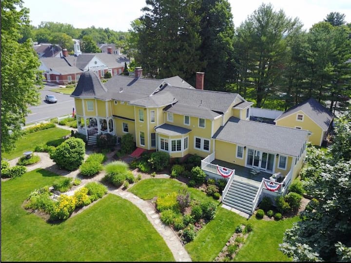 The Lily House The Stargazer Master Suite Bed and breakfasts for Rent in Suffield