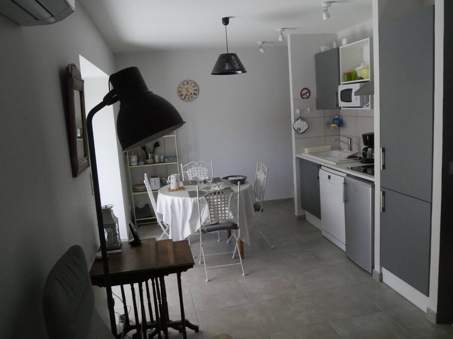 Espace repas, accès terrasse privative .
