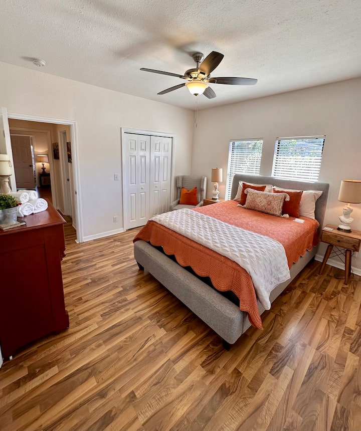 Dhoma e përparme e gjumit me krevat dopio "queen