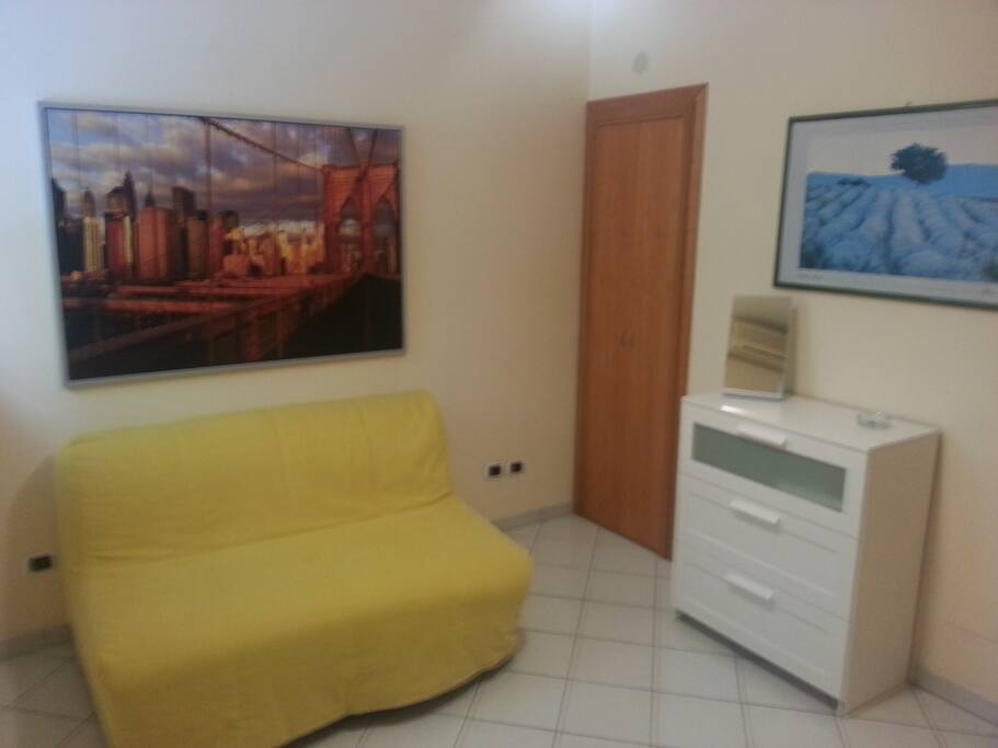 Camera con divano letto chiuso