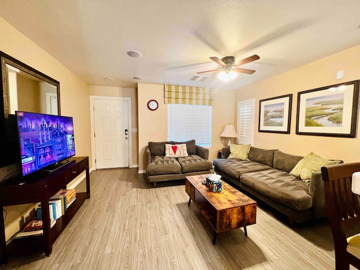 Sweet Little Home 2bdrms With Loft/bd New Flooring - Las Vegas, NV
