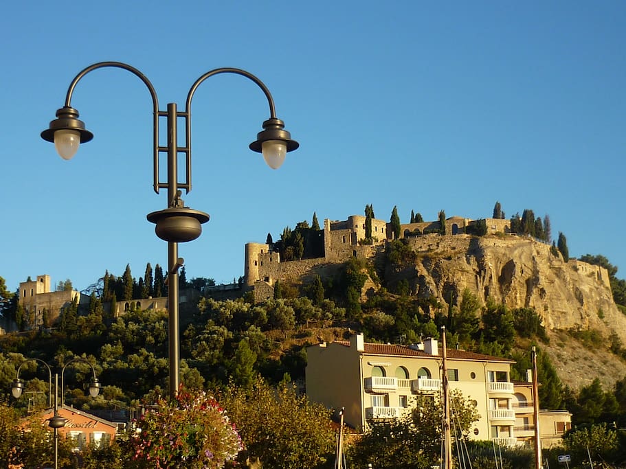 Le château surplombant le port.
