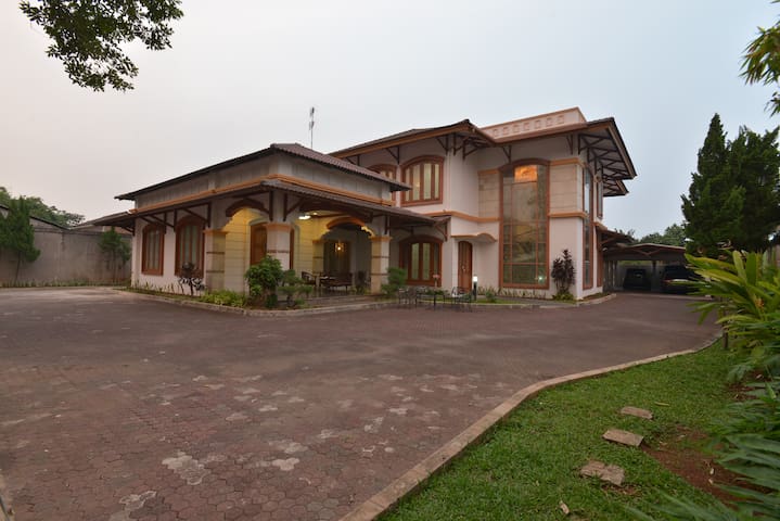 Kamar pribadi di rumah yang nyaman Guesthouses for Rent Kamar pribadi di rumah yang nyaman Guesthouses for Rent