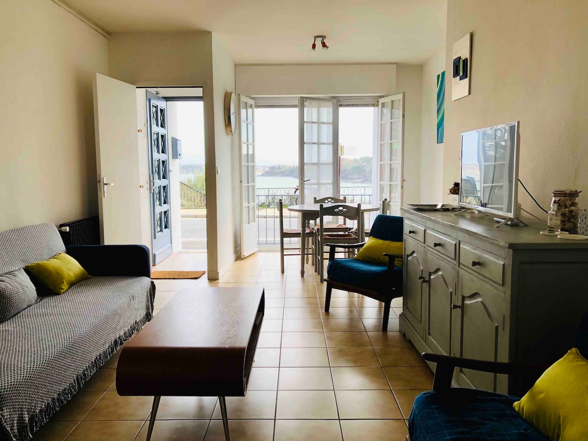 Obývacia izba s výhľadom / obývacia izba s výhľadom: pohovka a konferenčný stolík/ gauč a stôl