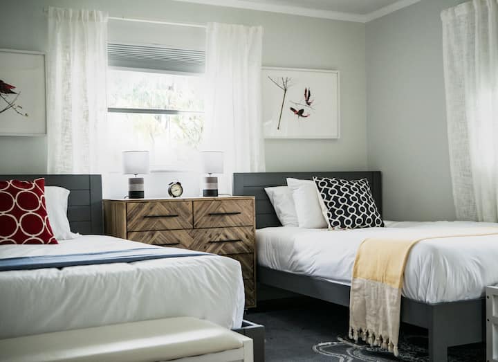 Ce matelas en mousse à mémoire de forme de deux chambres doubles avec un grand espace de marche est parfait pour les enfants et les adultes. Cette chambre partage une salle de bain avec la chambre Queen. Grand placard et espace de rangement pour tiroirs, ainsi que des coffres « jouets » aux pieds des deux lits.