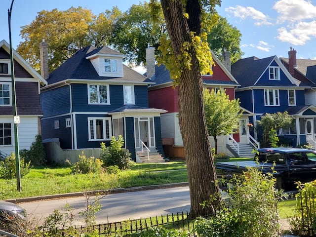 McMillan 5 beds/4 big TV/X-box/tunes/parking gallery image 5