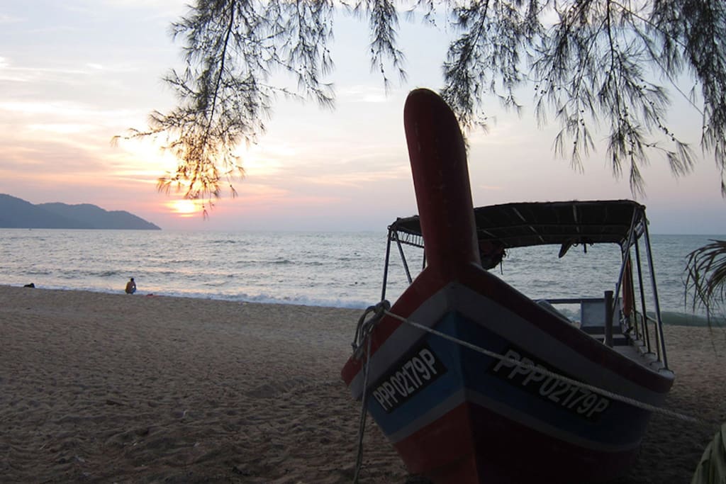 Direct access to Batu Ferringhi Beach