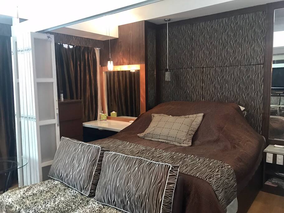 Queen size bed and twin size pull-out bed