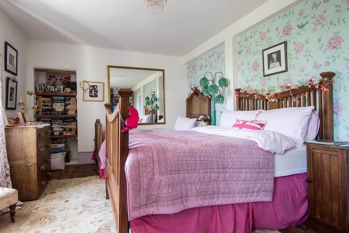 La habitación rosa, con vistas al jardín, con cama doble y cama individual