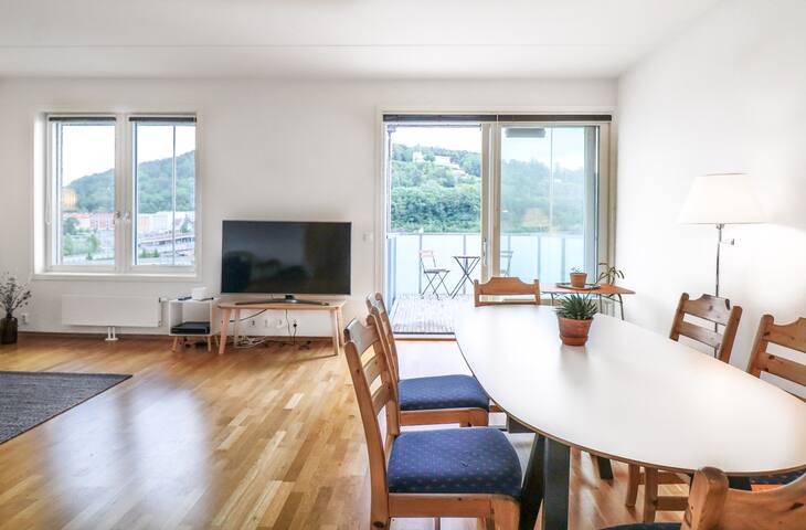 LARGE 3BR Modern Seaside Apt Near Central Station gallery image 5